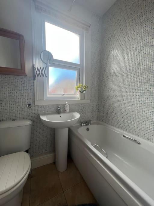 2025 Award Winner Liverpool Strawberry House - 3 Bedrooms المظهر الخارجي الصورة